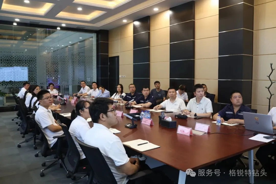 召开中高层月度总结会